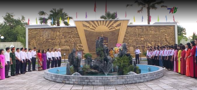 Dâng hoa tại Bia kỷ niệm nơi thành lập Chi bộ Đảng Nhà máy nước Hải Dương